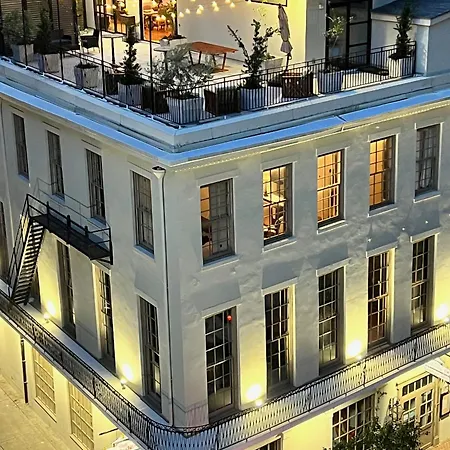 Entire Home W/ Party Rooftop - A Block Away From Parades